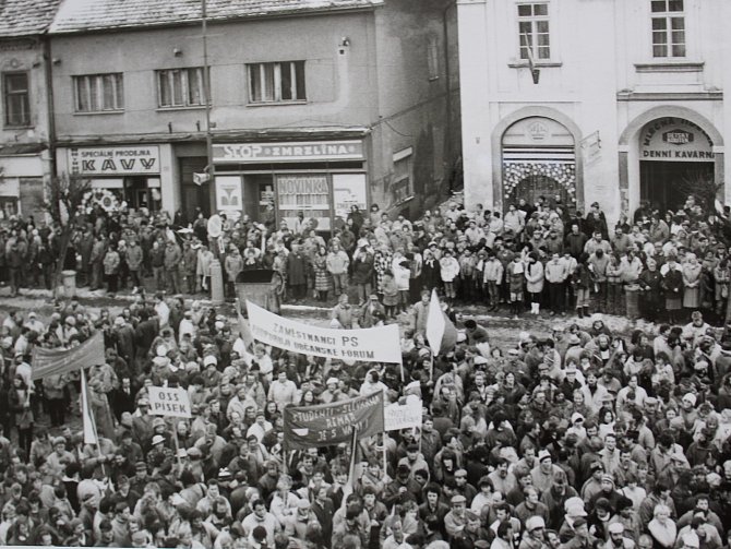 Shromáždění 27. listopadu 1989 na píseckém náměstí.