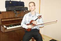 UČÍ I NEJMENŠÍ. Jiří Votýpka kromě houslí vyučuje i přípravnou hudební výchovu.