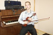 UČÍ I NEJMENŠÍ. Jiří Votýpka kromě houslí vyučuje i přípravnou hudební výchovu.