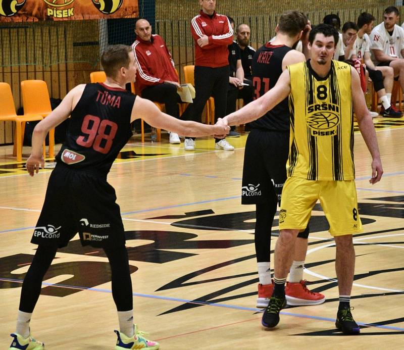 Český pohár basketbalistů: Sokol Sršni Písek - ERA Basketbal Nymburk 67:109.