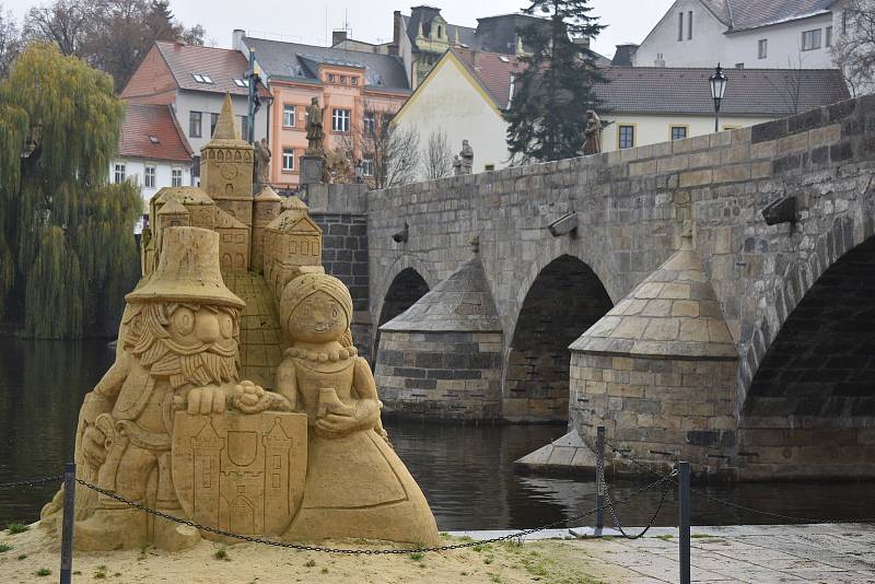 Pískové sochy zdobily náplavku řeky Otavy půl roku.