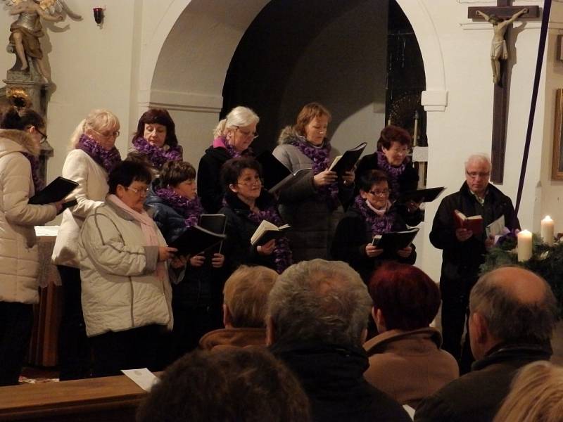 Chrámový sbor sv. Martina při vystoupení v kostele sv. Linharta v Oslově. 