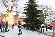 Chystání vánočního stromu a výzdoby v Záhoří.