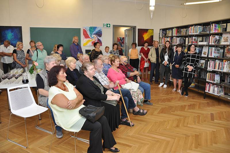 V úterý 1. září 2020 se v Městské knihovně v Písku konala za doprovodu příjemné hudby vernisáž obrazů dvou výtvarníků, Antonia Lopoma a Martiny Studené, úvodní slovo měla spisovatelka Helena Vrábková.