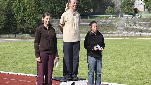 Na stupních vítězů jsou nejlepší závodnice kategorie žen. Zleva stojí: druhá v pořadíí Tereza Havelková z Písku, uprostřed vítězná Jana Brončková z Ostravy, vpravo je třetí Marie Svobodová z Jihlavy. 