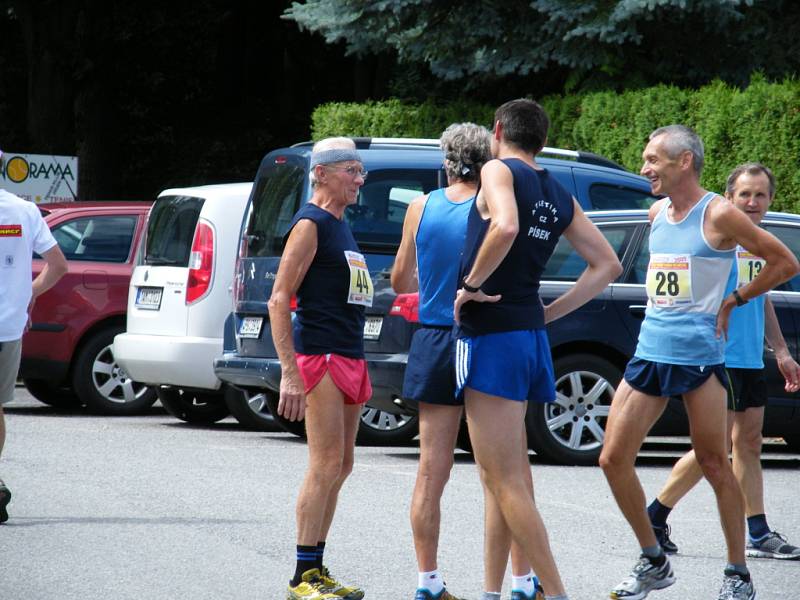 Závodníci v rozhovoru, vlevo je písecký Jaroslav Putschögl, zcela vpravo strakonický Václav Valíček. 