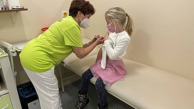 Zdravotníci odměňují děti po očkování drobnými dárky.