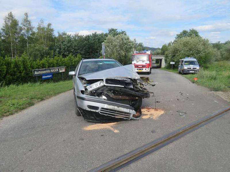 Střet osobního vozu s vlakem skončil pro řidiče naštěstí bez vážnějších zranění.