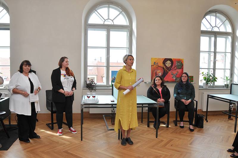 V úterý 1. září 2020 se v Městské knihovně v Písku konala za doprovodu příjemné hudby vernisáž obrazů dvou výtvarníků, Antonia Lopoma a Martiny Studené, úvodní slovo měla spisovatelka Helena Vrábková.
