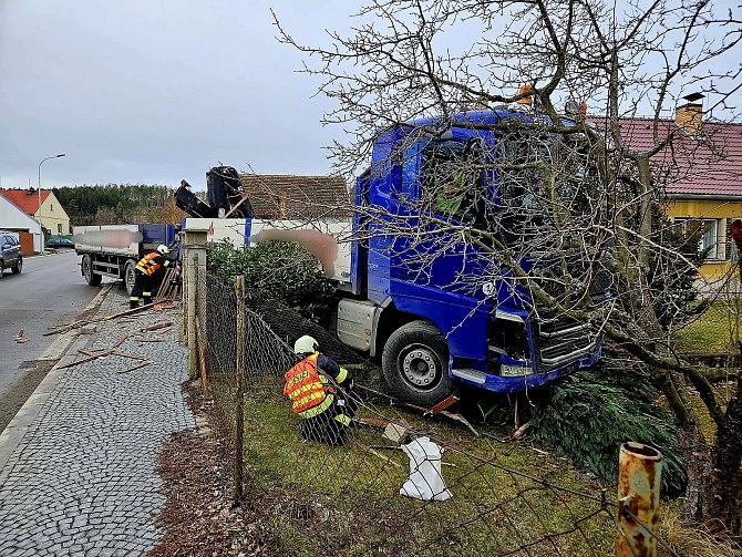 Ve čtvrtek 15. února v Albrechticích nad Vltavou kamion havaroval v zahradě domu.
