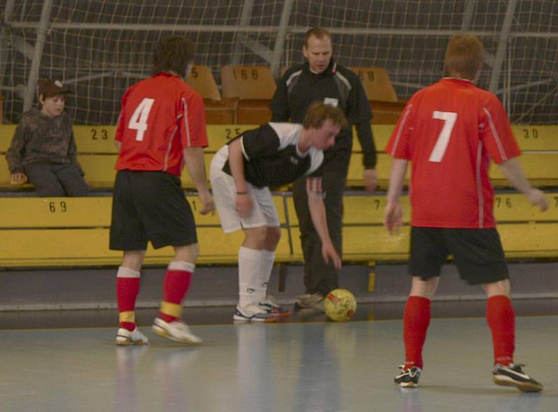 Náš snímek je z utkání okresního přeboru ve futsalu-FIFA, ve kterém Hasiči prohráli s týmem Blue Dolphins 3:5.