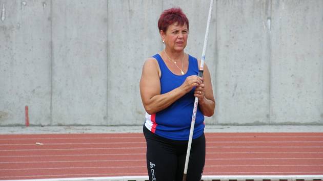 Mezi účastníky atletické veterániády v Písku bude také maminka dvojnásobné olympiské vítězky v hodu oštěpem Báry Špotákové. Snímek je z loňského ročníku.