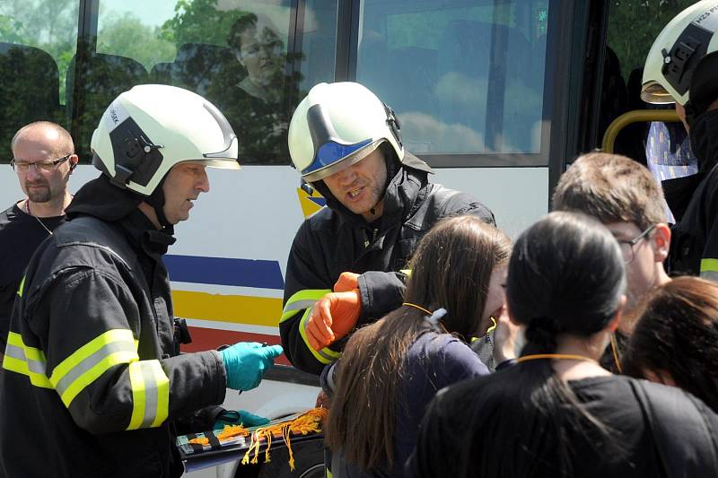 Nehoda autobusu a dvou aut u Drhovle bylo naštěstí jen cvičení záchranných složek.