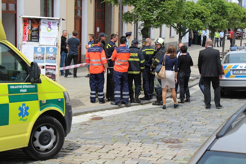 Policisté a hasiči hledají anonymem nahlášenou bombu v budově soudu na píseckém náměstí.