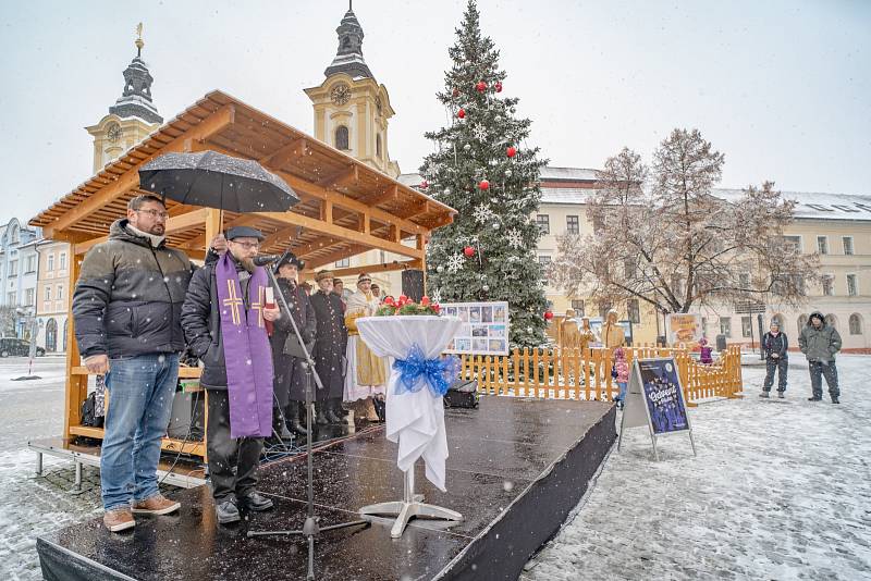 Adventním věncům žehnal písecký farář Witold Piotr Kocon.