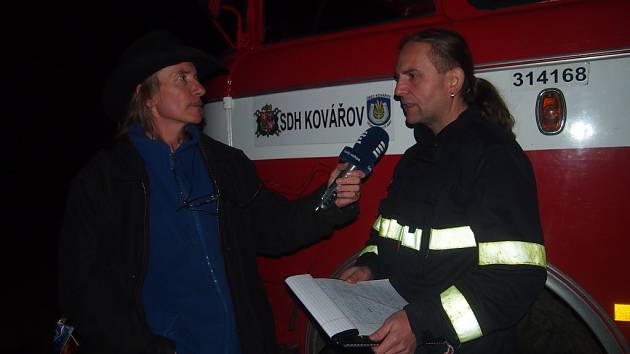 ROZHLASOVÝ redaktor Zdeněk Zajíček (vlevo) zpovídá starostu SDH Kovářov Josefa Grůbra, kterého starosta obce Pavel Hroch zlanařil, aby znovu nastartoval činnost sboru. A povedlo se. 