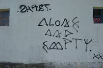 Grafitti na zdi garáží.