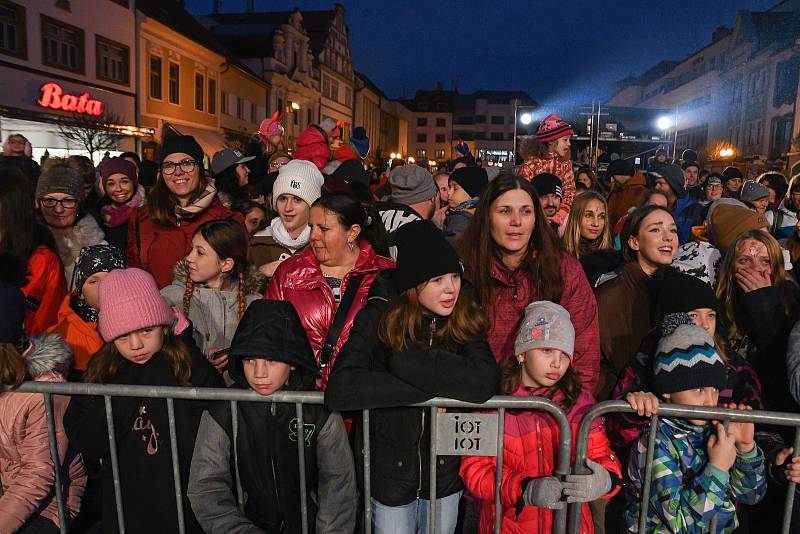 Čerti, Mikuláš a anděl na píseckém Velkém náměstí.