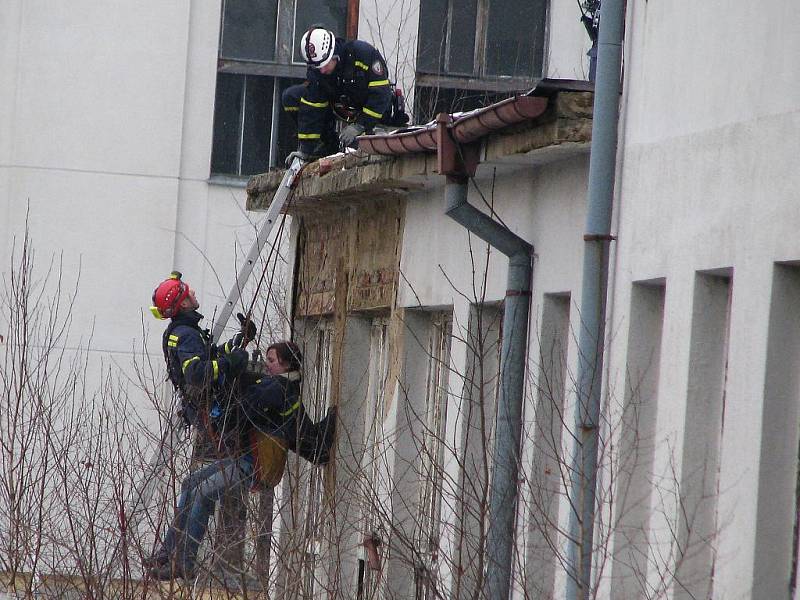 Sobotní část cvičení záchranářů a hasičů v bývalých kasárnách v Písku v Pražské ulici.