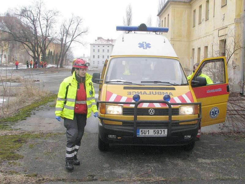 Sobotní část cvičení záchranářů a hasičů v bývalých kasárnách v Písku v Pražské ulici.