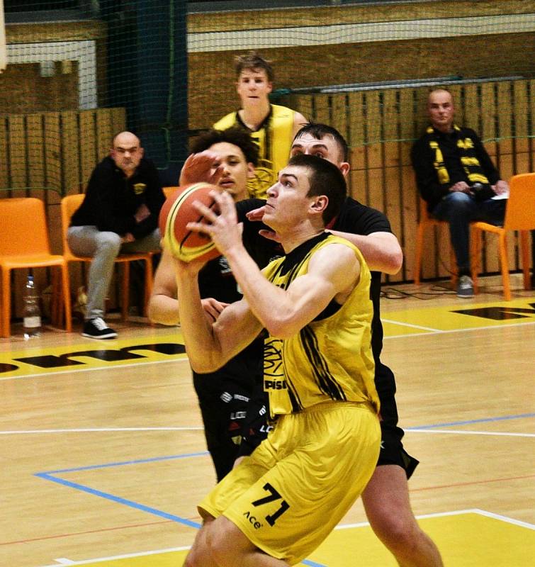 Český pohár basketbalistů: Sokol Sršni Písek - ERA Basketbal Nymburk 67:109.
