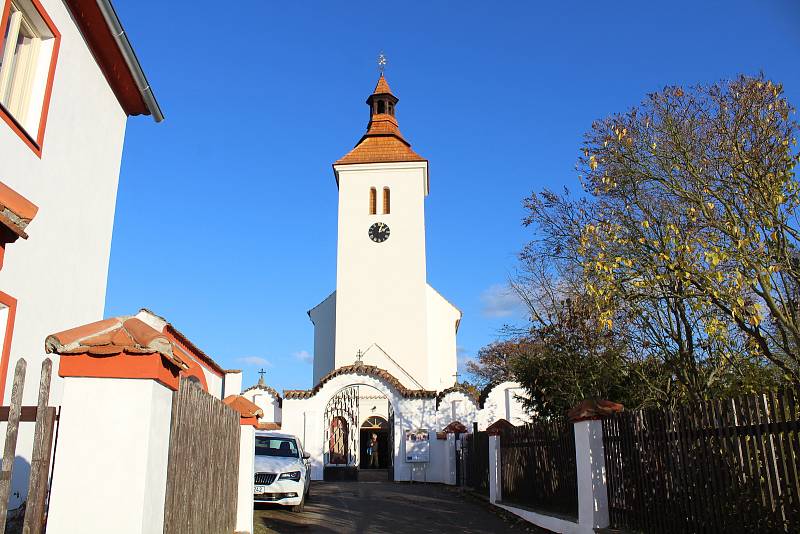 Kostel sv. Petra a Pavla v Albrechticích nad Vltavou.