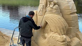 Pískové sochy u Otavy v Písku už dostávají konkrétní obrysy - Písecký deník