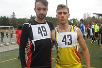 Chyšecký junior Patrik Bouška (vpravo) s táborským atletem Jakubem Škrdletou.
