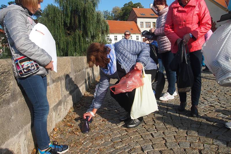 Celostátní akce Papučový den v Písku. Papučový řetěz na Kamenném mostě.