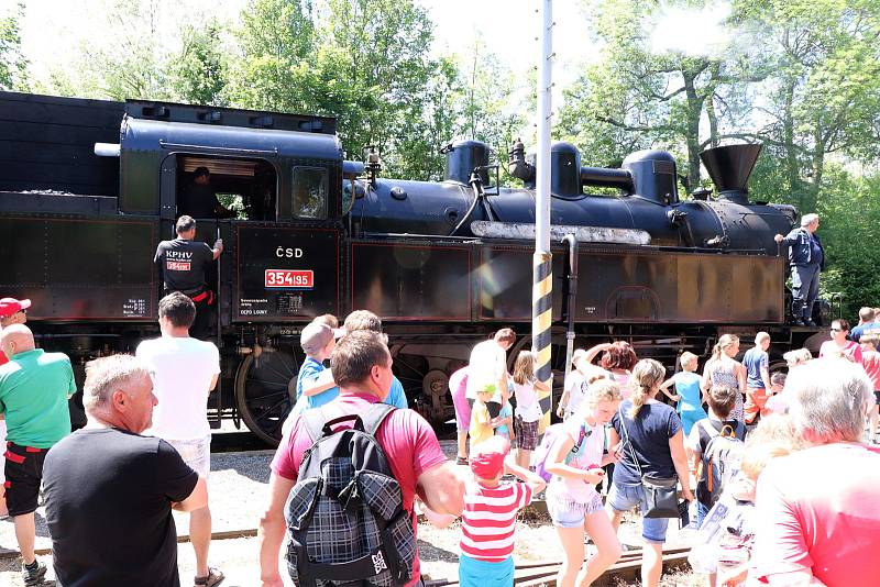 Příjezd parní lokomotivy na nádraží v Mirovicích.