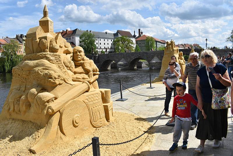 Vernisáž obřích pískových soch na náplavce řeky Otavy.