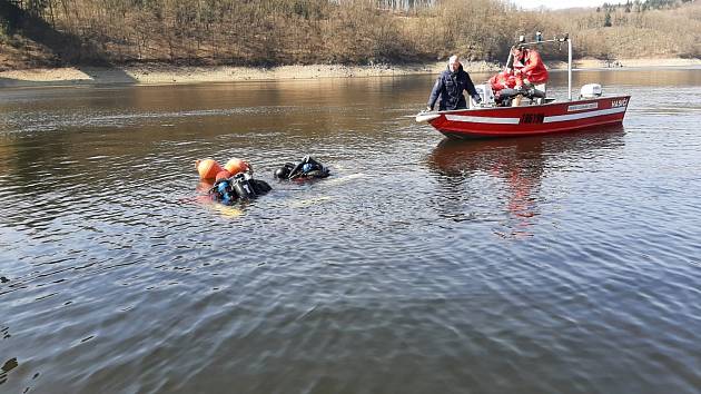Orlická vodní nádrž vydala tělo sebevraha. Snímek je z pátrací akce, při které policisté ve vodě našli dvoje kosterní ostatky. 