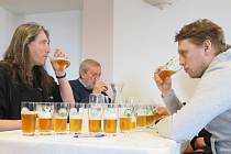Jarní cena českých sládků. O víkendu se uskutečnil 14. ročník největší evropské soutěže piv pocházejících z minipivovarů. Ve velkém sále Pivovarského dvora Zvíkov se sešlo na 80 degustátorů, kteří hodnotili téměř 600 vzorků zlatavého moku z 134 pivovarů.
