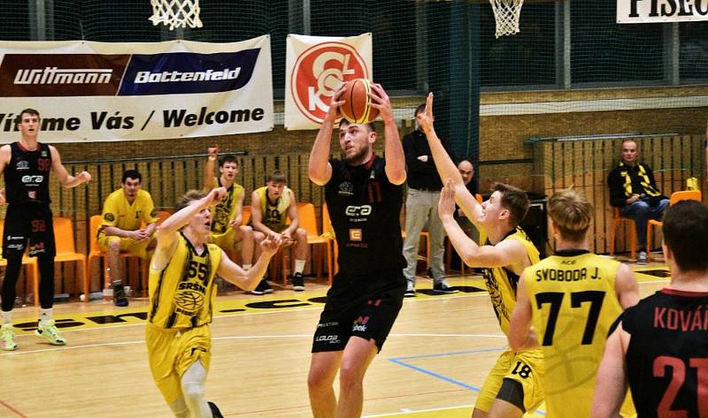 Český pohár basketbalistů: Sokol Sršni Písek - ERA Basketbal Nymburk 67:109.