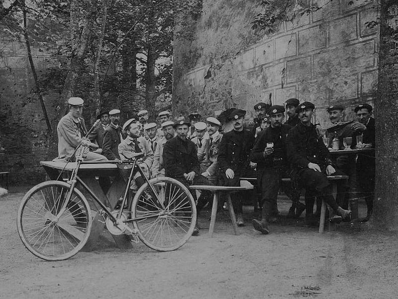 Písečtí velocipedisté na výletě na hradě Zvíkov.