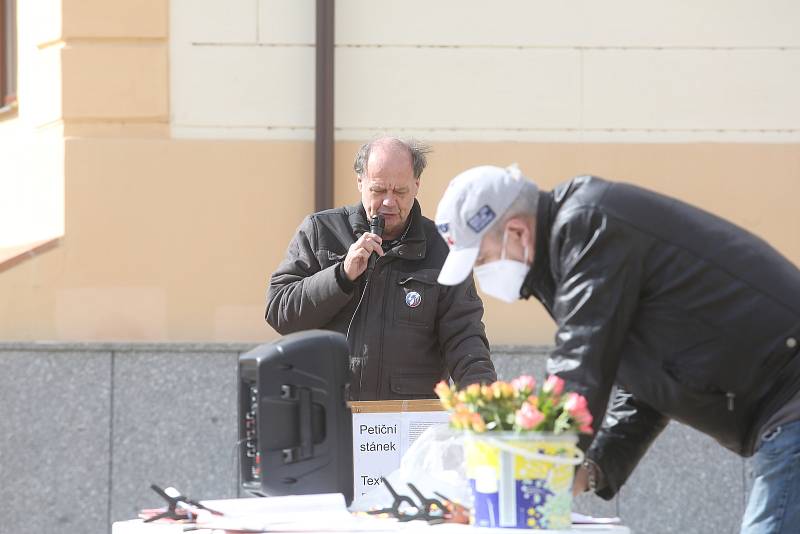 Série demonstrací proti covidovým opatřením a nouzovému stavu pokračovala v sobotu 27. 3. v Písku. Jejím svolavatelem byl Jiří Machač. Účastníků bylo poskrovnu.