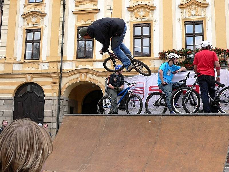 Výkony špičkových slopestylových jezdců zvedaly divákům adrenalin v krvi.