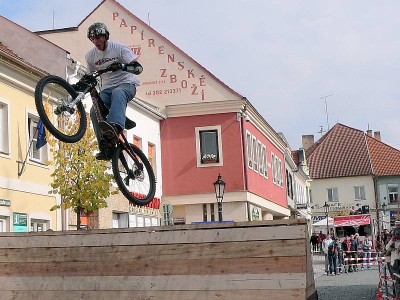 Výkony špičkových slopestylových jezdců zvedaly divákům adrenalin v krvi.