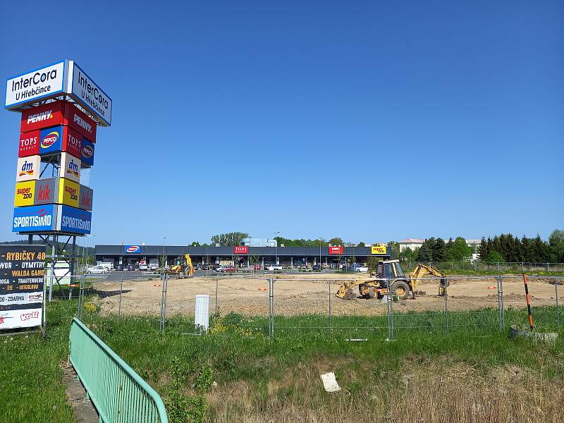 V obchodní zóně u Alberta se staví další dvě provozovny.