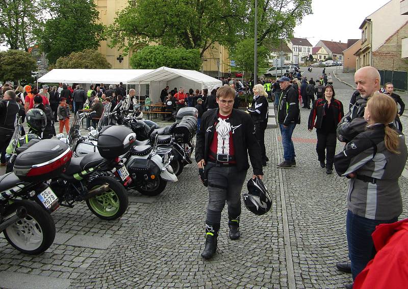 V pořadí 13. ročník Setkání motorkářů v Milevsku se uskutečnil v sobotu 7. května. Nechyběla tradiční modlitba v Kostele sv. Bartoloměje a žehnání mašinám na náměstí E. Beneše i společná vyjížďka na Zvíkov.