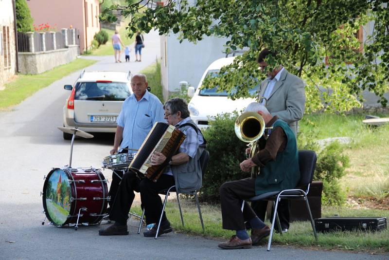 Slavnostní setkání na hoře Tábor u Nemějic s uctěním památky Mistra Jana Husa.