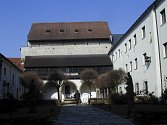 Nádvoří bývalého píseckého hradu, v jehož dochované části sídlí Prácheňské muzeum.