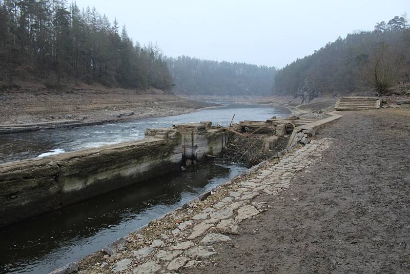 V roce 2020 byla hladina Orlické přehrady tak nízko, že bylo možné pozorovat objekty a pozůstatky z výstavby nádrže, které nikdo nespatřil desítky let.