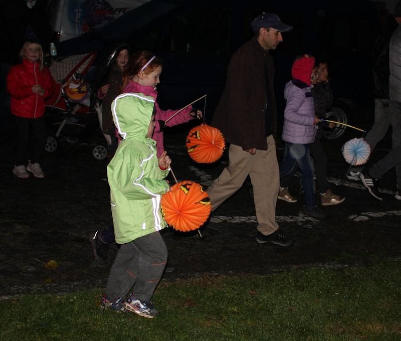 Halloweenský lampionový průvod v Miroticích.