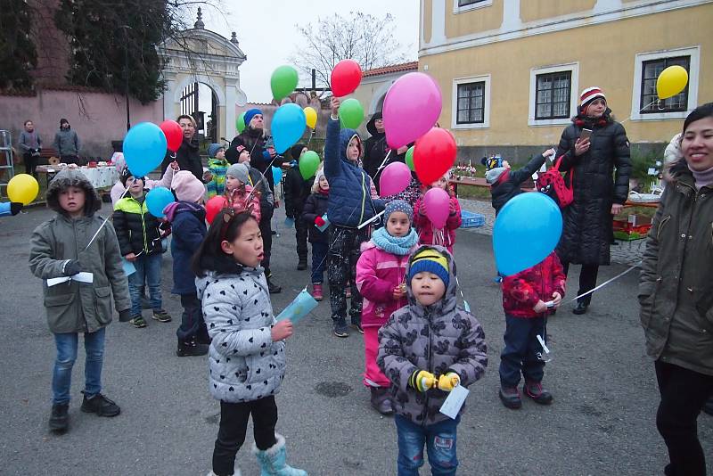 První adventní jarmark v Orlíku nad Vltavou.