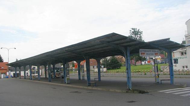 Přístřešek vydržel na autobusovém nádraží asi třicet let. 