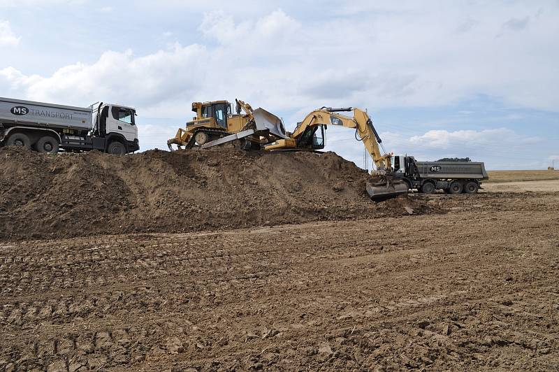 Archeologové na stavbě dálnice našli základy barokní kaple i pravěkou osadu.