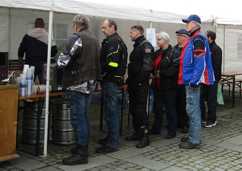 V pořadí 13. ročník Setkání motorkářů v Milevsku se uskutečnil v sobotu 7. května. Nechyběla tradiční modlitba v Kostele sv. Bartoloměje a žehnání mašinám na náměstí E. Beneše i společná vyjížďka na Zvíkov.