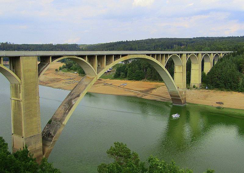 Přehradní nádrž Orlík na Vltavě u Podolského mostu v úterý 30. srpna. Hladina klesla více jak 12 metrů a odhalila řadu skrytých pokladů