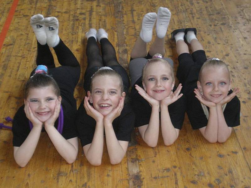 Milevské gymnastky na závodě v Chomutově. Zleva leží: Natálie Kotašková, Vivien Němečková, Tereza Kutišová a Sabina Kubíčková.